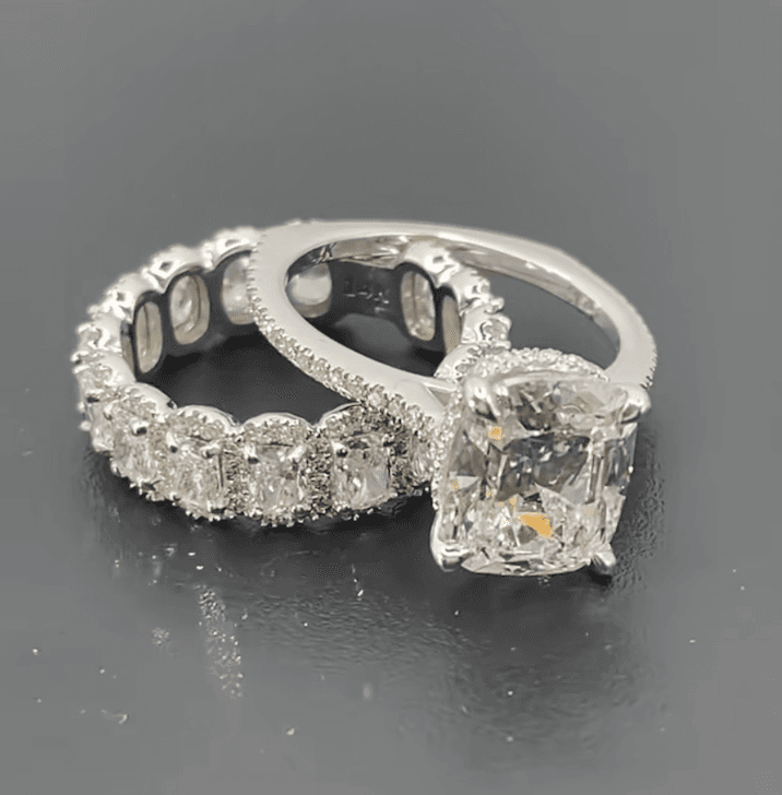 We’re obsessed with this set! The wedding band has cushion diamonds to match the engagement ring, and of course the halo of diamonds surrounding each cushion diamonds. Definitely a 10/10!